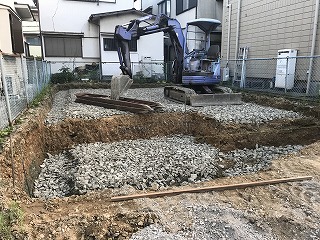 基礎　砕石敷き込み