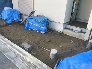 外構　鋤取り作業